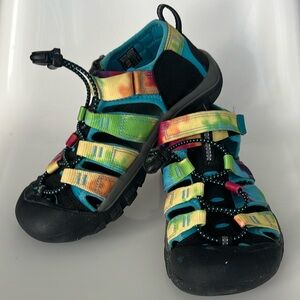 Keen Tie Dye Water Shoes with Adjustable Straps and Closed Toe Design